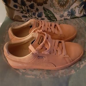 Womans Puma suede shoes